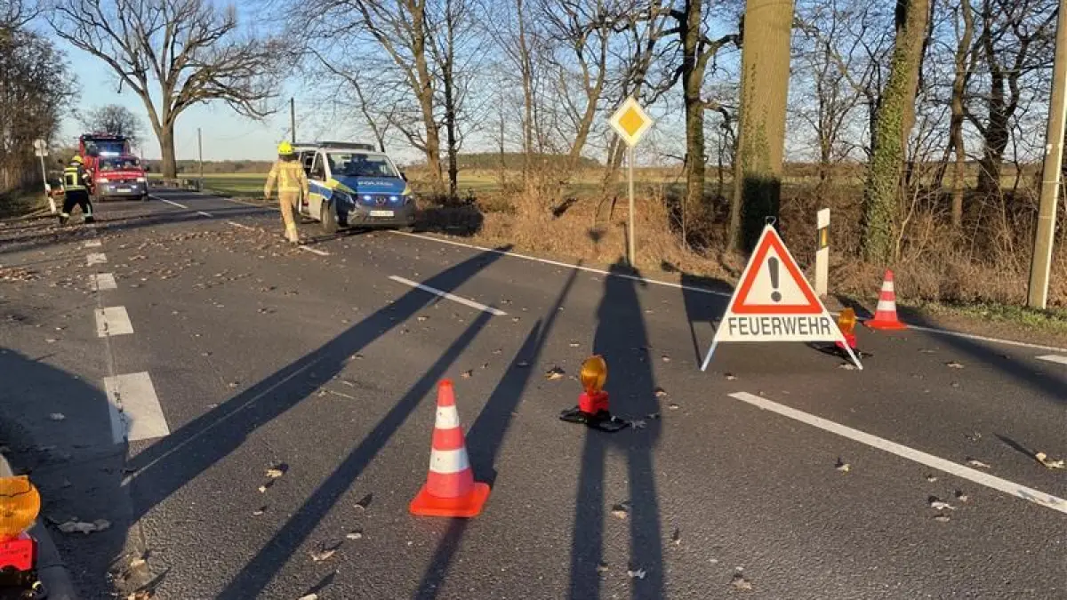 Ein Motorradfahrer kommt durch einen Pkw von der Straße ab. Die B87 zwischen Beeskow und Frankfurt (Oder) war kurzzeitig gesperrt.