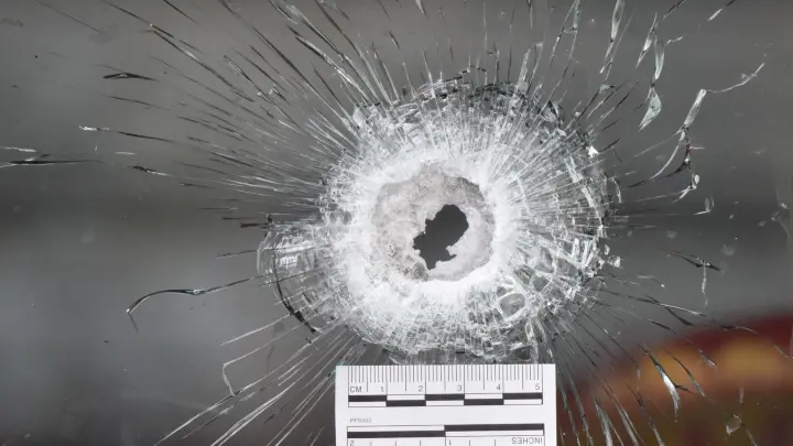 Mieterin entdeckt mysteriösen Schaden am Haus