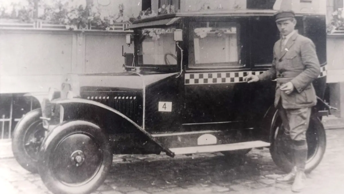 Ein Chauffeur mit Limousine: Dieses Foto entstand 1927 vor dem Fürstenwalder Parkhotel am Bahnhof. Auch damals galten schon strenge Verkehrsregeln für Kraftfahrzeuge.