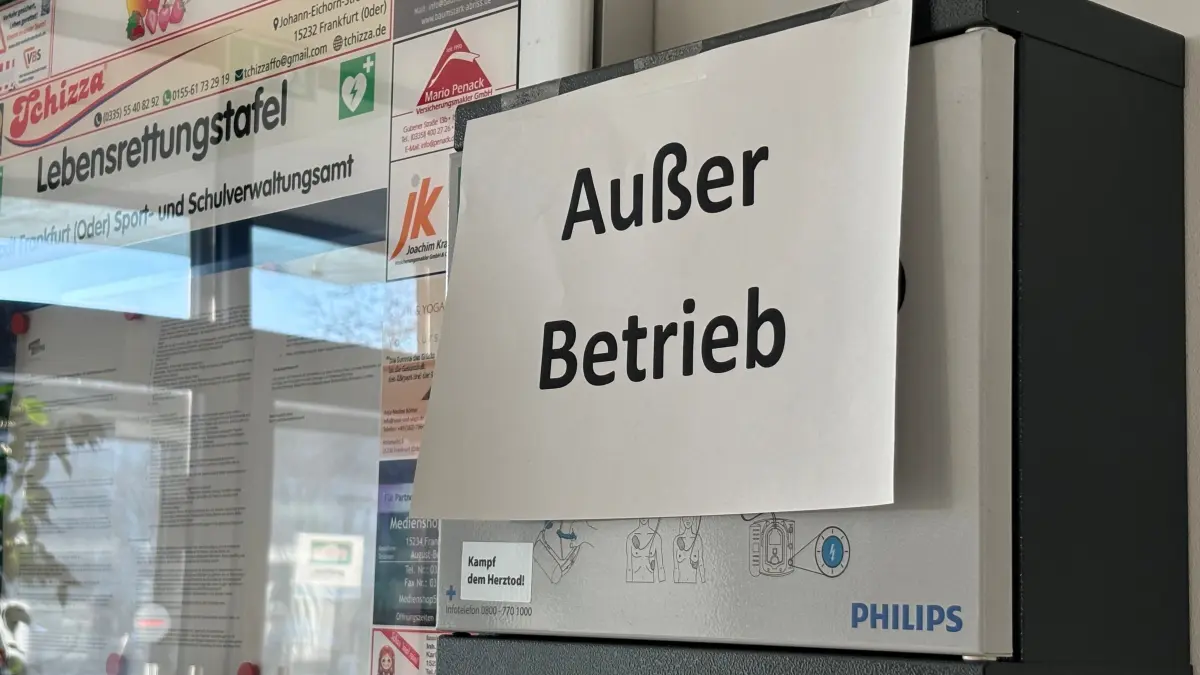 Mittlerweile hängt im Stadion der Freundschaft in Frankfurt (Oder) ein Defibrillator. Allerdings ist er ein Jahr nach dem Herzstillstand eines Spielers von Grün-Weiß Lübben noch nicht in Betrieb.