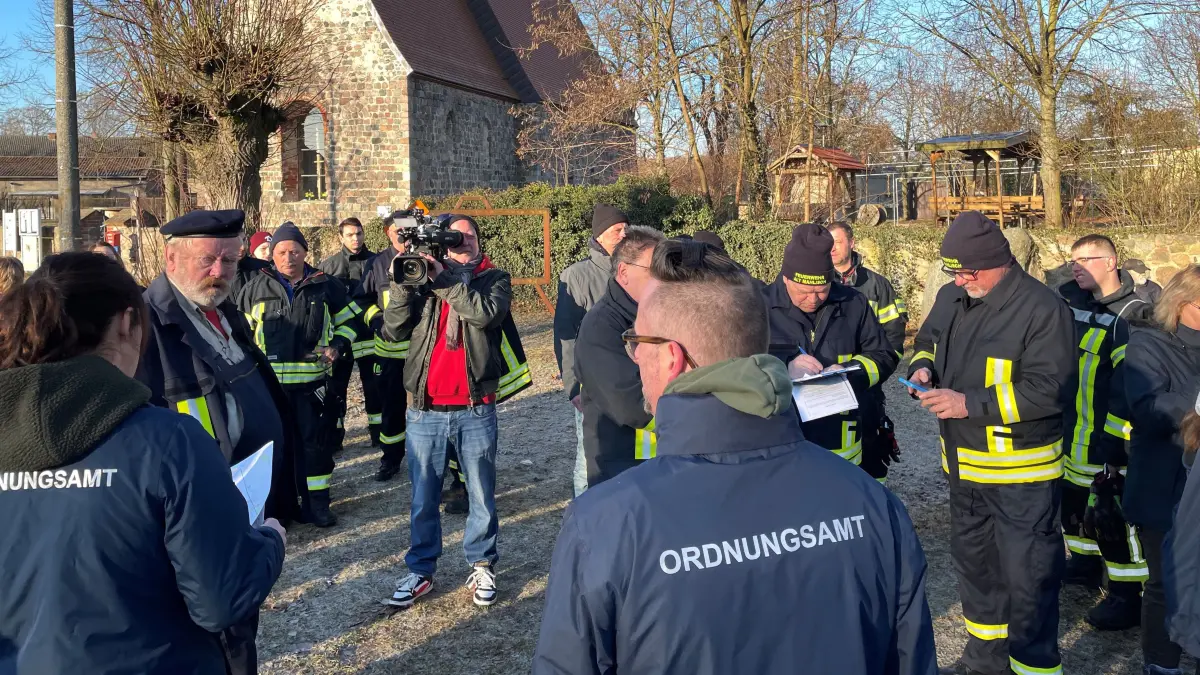 Einweisung der Ordnungskräfte: Monique Schäfer und Robert Schulz vom Ordnungsamt Seelow-Land weisen am Freitag, 6. Februar, die Einsatzkräfte der Feuerwehren des Amtes ein. Gemeinsam mit der Polizei prüfen sie von 8 bis 9 Uhr, ob tatsächlich alle Grundstücke verlassen wurden.