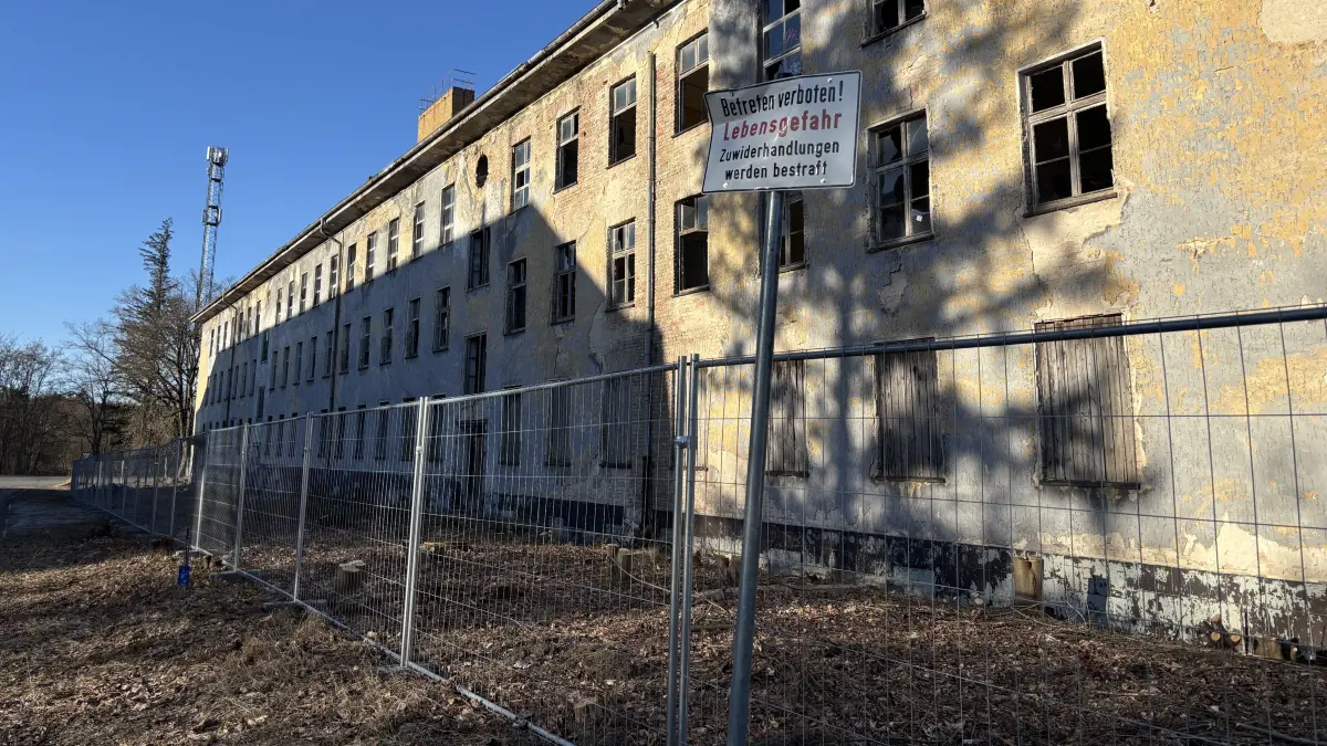 Gesichert: Ein neuer Bauzaun sichert den nicht sanierten Block der einstigen Kaserne am Sparrenbusch ab.