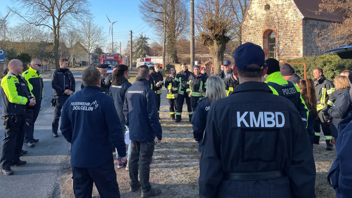 Der Lindendorfer Ortsteil Dolgelin musste am Freitag, 6 März 2026, bis 8 Uhr geräumt sein, auch die Bundesstraße B167 ist in dem Bereich bis voraussichtlich 15 Uhr voll gesperrt. Grund ist eine Bombenentschärfung. Auf dem Bild besprechen sich am Morgen die Einsatzkräfte von Feuerwehr, Polizei, Ordnungsamt und KMBD.
