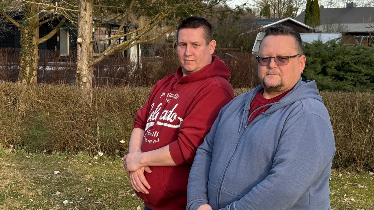 Kleingärtner Pascal Remus und Ingo Feuersenger (von links) von KGA Am Storchennest in Garzau-Garzin schlagen Alarm wegen explodierender Kosten für dezentrale Entsorgung