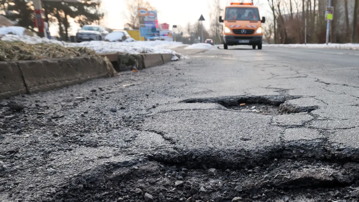 Mehrere Schlaglöcher und Risse prägen die Fahrbahn nach anhaltendem Winterwetter. (zu dpa: «Bund und MV investieren mehr in Straßenbau») +++ dpa-Bildfunk +++