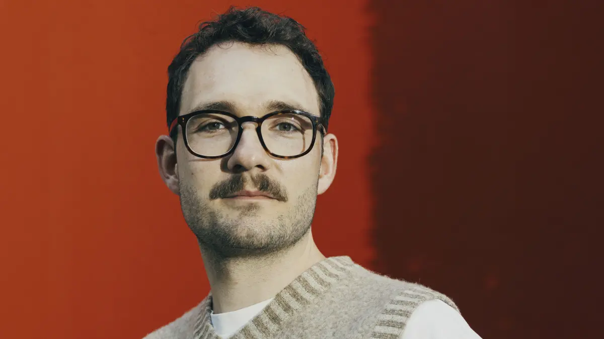 Lukas Rietzschel auf einer aktuellen Aufnahme. Der Autor aus der Lausitz legt mit "Sanditz" einen langerwarteten Roman über das Kleinstadtleben am östlichen Rand Deutschlands vor. Erscheinungstermin des Romanes, der im dtv erscheint, ist der 12. März 2026.