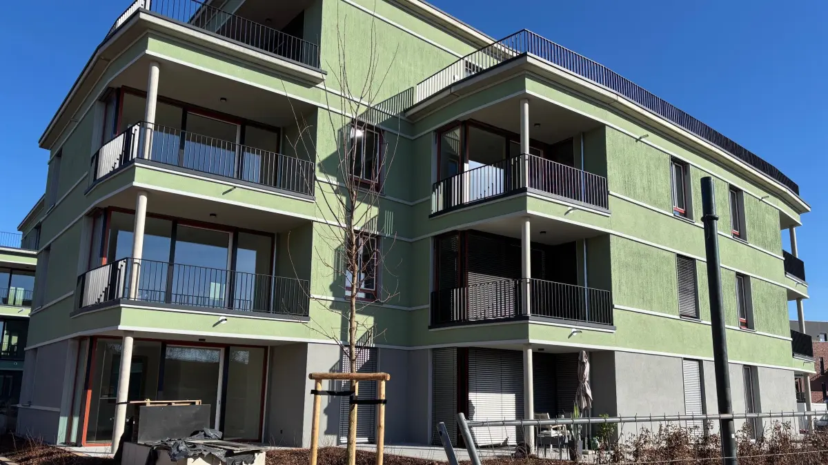 In Haus 4 der neuen Stadtvillen der Sparkasse Ostprignitz-Ruppin sind die ersten Mieter eingezogen. Jetzt beginnt bald die Vermietung für Haus 2 und dann auch für Haus 1. Allerdings sind die Quadratmeterpreise hoch. Zudem sorgen andere Baustellen für Ärger.