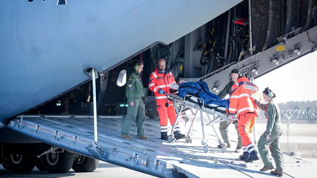 Übung „Medic Quadriga“ der Bundeswehr: 06.03.2026, Berlin: Bundeswehrsoldaten und Zivilschutzmitarbeiter nehmen an der Übung «Medic Quadriga» für die Rettung, Versorgung und Evakuierung einer großen Zahl Verwundeter Soldaten mit einem Transport aus dem Airbus A400M der Luftwaffe teil. Sanitätskräfte testen die Versorgung einer großen Zahl verwundeter Soldaten in Deutschland durch zivile Partner. Im ExpoCenterAirport am Flughafen Berlin Brandenburg (BER) wird dazu ein Hub zur nationalen Patientensteuerung und anschließendem Patiententransport eingerichtet. (zu dpa: «Pistorius baut Zusammenarbeit für Verwundetenversorgung aus») Foto: Kay Nietfeld/dpa +++ dpa-Bildfunk +++
