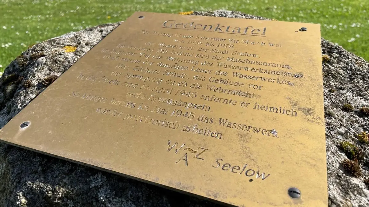 Erinnungstafel am Wasserwerk Seelow: Im Schatten der Entscheidungsschlacht um die Seelower Höhen riskierten mutige Bürger ihr Leben, um die Zerstörung essentieller Infrastruktur durch die eigene Armee zu verhindern. Jetzt wurde diese Tafel gestohlen.