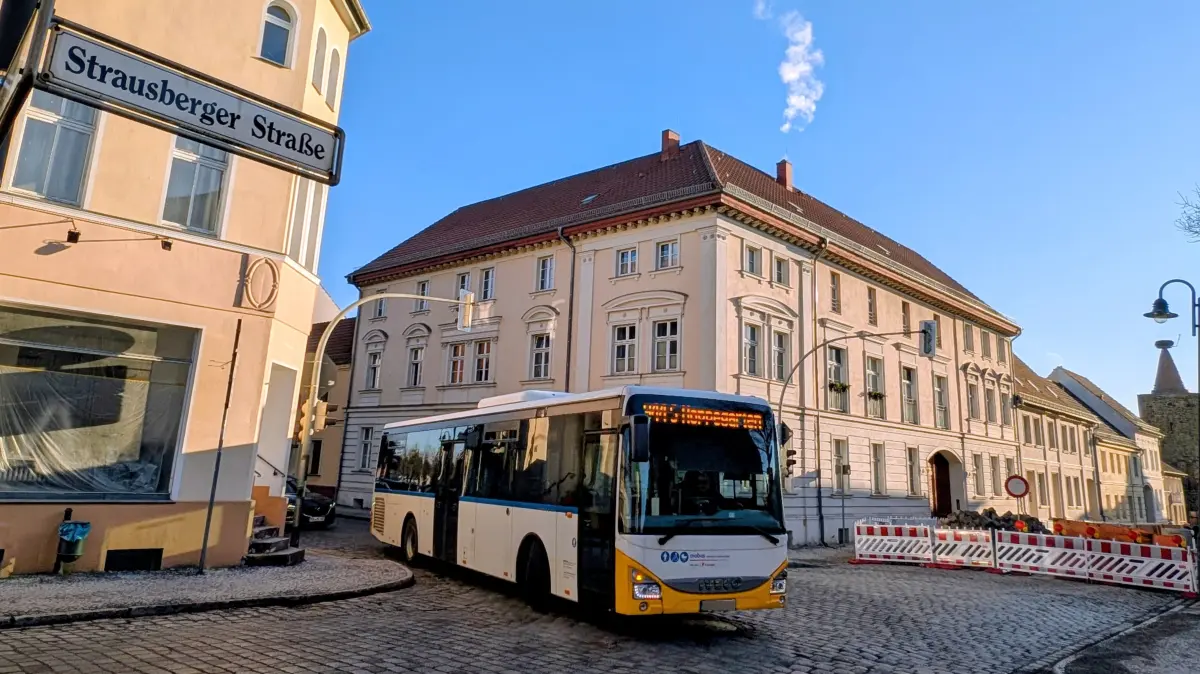 Die Kreuzung Strausberger Straße/Bernauer Straße wird komplett gesperrt. Eine Durchfahrt wird nicht mehr möglich sein.