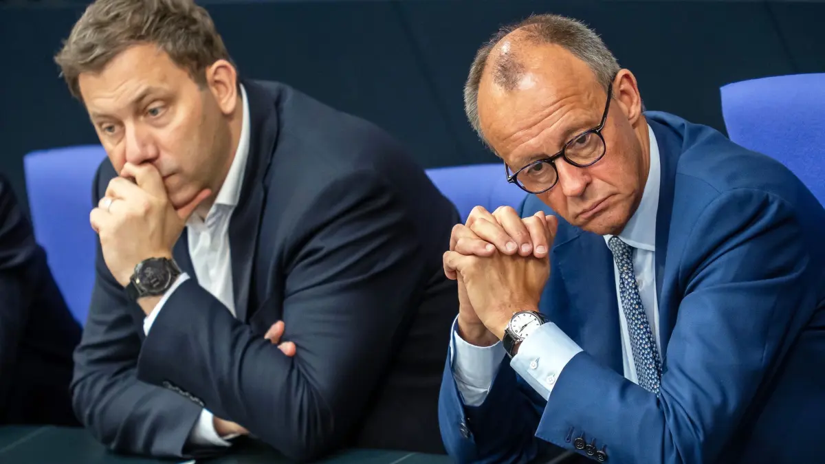 Bundestag: ARCHIV - 11.07.2025, Berlin: Bundeskanzler Friedrich Merz (CDU, r) verfolgt die Debatte neben Lars Klingbeil (SPD), Bundesminister der Finanzen, im Bundestag. (zu dpa: «Wahl-Drama in vier Akten») Foto: Michael Kappeler/dpa +++ dpa-Bildfunk +++