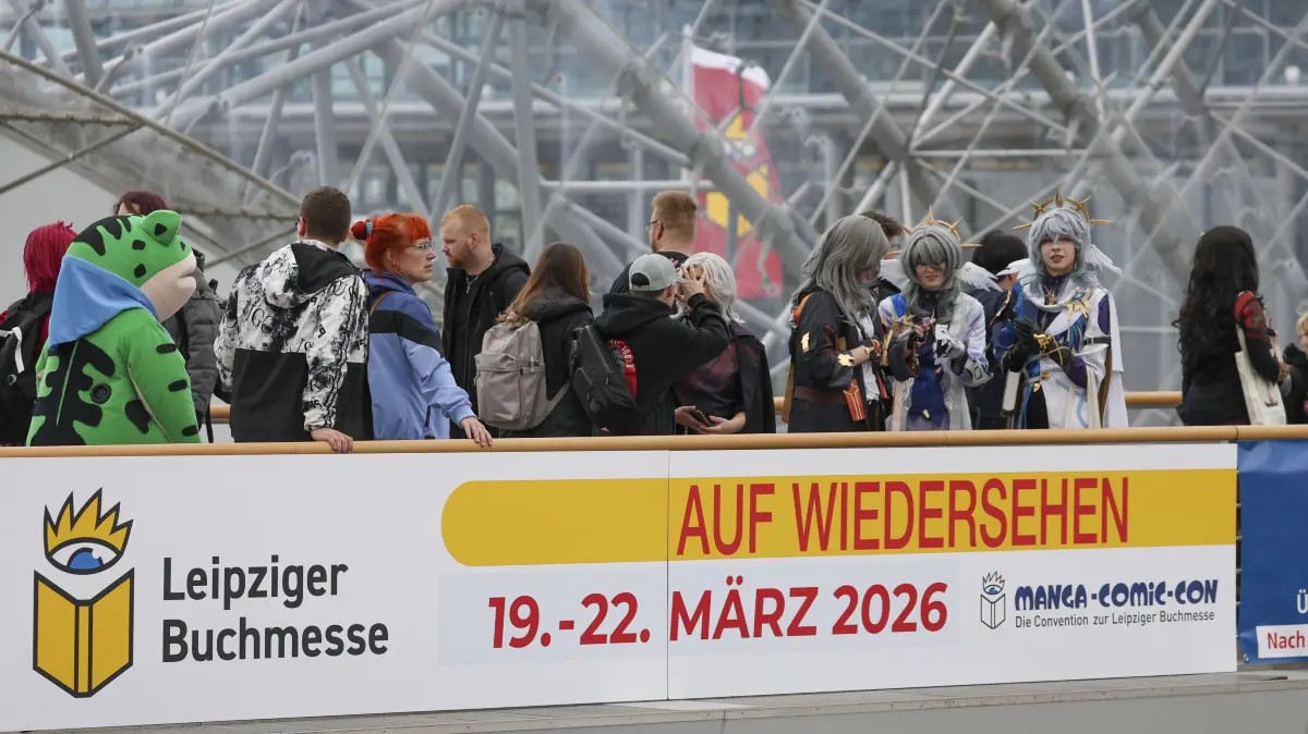 Besucher im März 2025 auf der Buchmesse in Leipzig. Ein Transparent wirbt mit dem Schriftzug „Auf Wiedersehen“ bereits für den Besuch des Messegeländes in diesem Jahr.