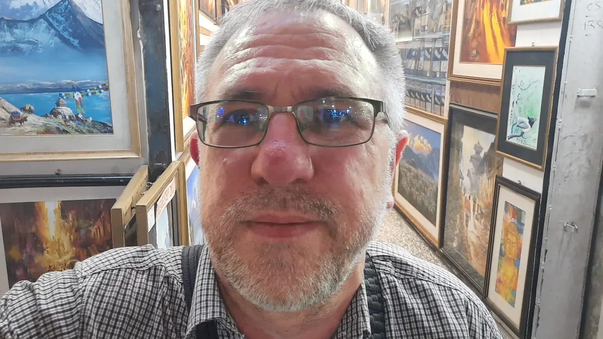 Der freie MOZ-Reporter Thomas Berger, hier vor dem mit Bildern dekorierten Eingang zum Hotel, sitzt in Kathmandu fest.