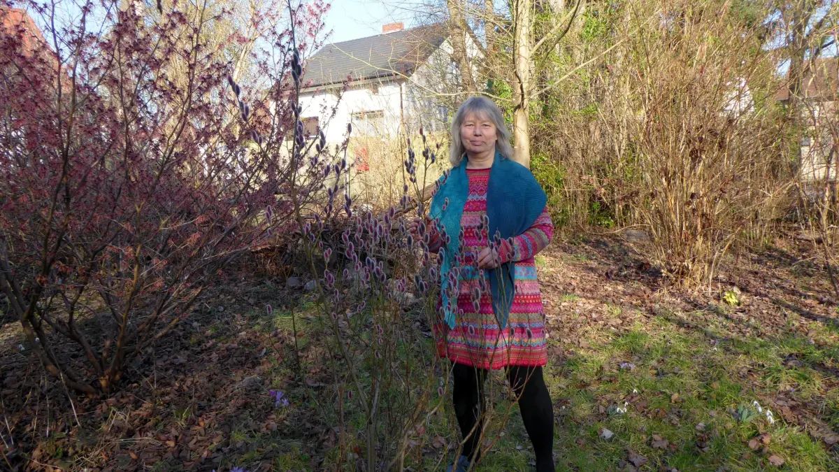 Naturgärtnerin Sylvia Wolff in ihrem Garten in Zerpenschleuse. Wo andere aufräumen würden, lässt sie Lebensräume entstehen – für Igel, Wildbienen, Vögel und viele andere „Mitbewohner“.