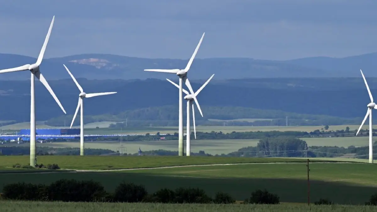 Windräder: ARCHIV - 11.06.2024, Thüringen, Arnstadt: Windräder drehen sich unweit des Thüringer Waldes. (zu dpa: «Staatskanzlei: Gemeinsame Ost-Position zu Windkraft-Vorgaben») Foto: Martin Schutt/dpa +++ dpa-Bildfunk +++
