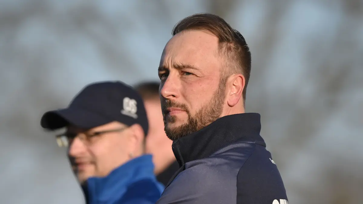 Fussball : Schöneiche, Fussball Brandenburgliga, Germania Schöneiche - SV Altlüdersdorf, Trainer Kevin Hetzel vor Co. Oliver Schirmacher
FOTO BENK 07.03.2026