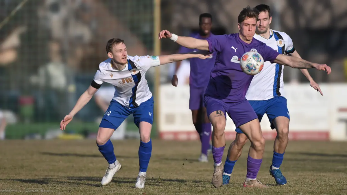 Fussball : Schöneiche, Fussball Brandenburgliga, Germania Schöneiche - SV Altlüdersdorf, v.l. Pierre Vogt, Kacper Dudek und Dominik Tuchtenhagen
FOTO BENK 07.03.2026