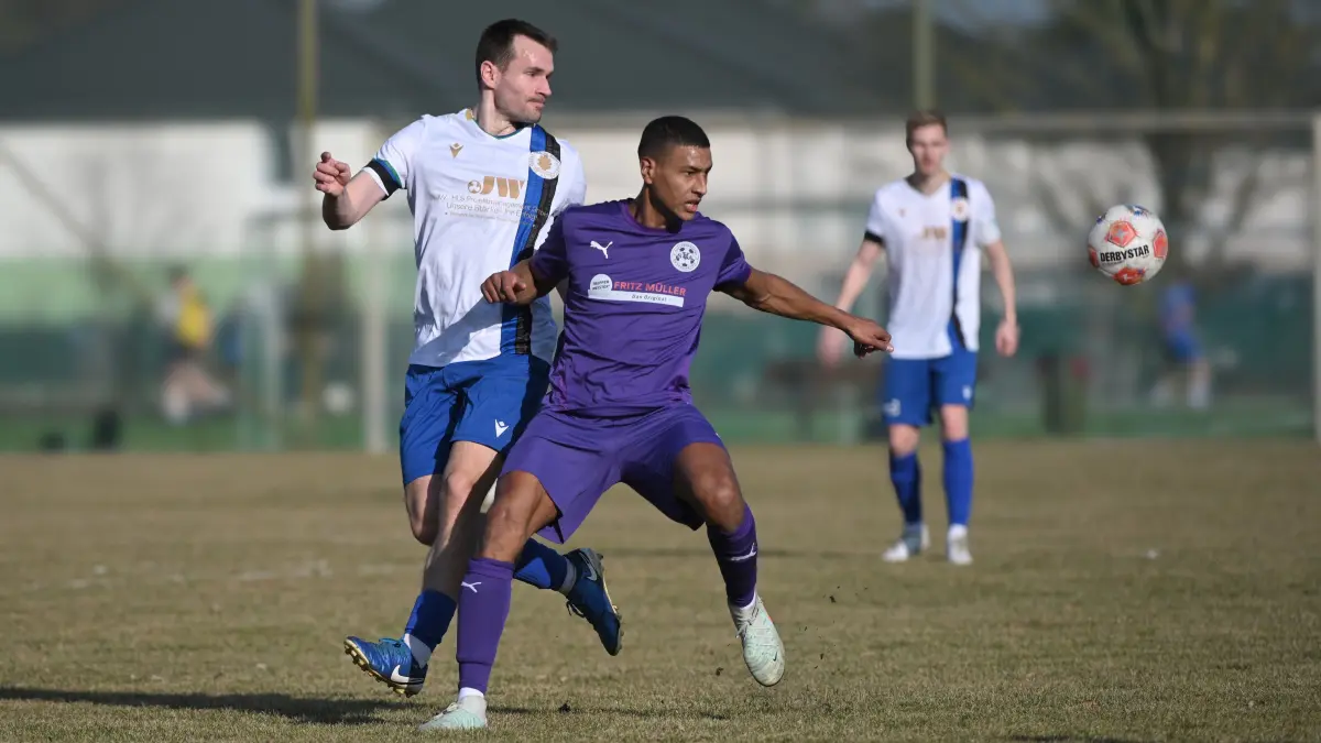 Fussball : Schöneiche, Fussball Brandenburgliga, Germania Schöneiche - SV Altlüdersdorf, Ceif Ben-Abdallah vor Dominik Tuchtenhagen
FOTO BENK 07.03.2026