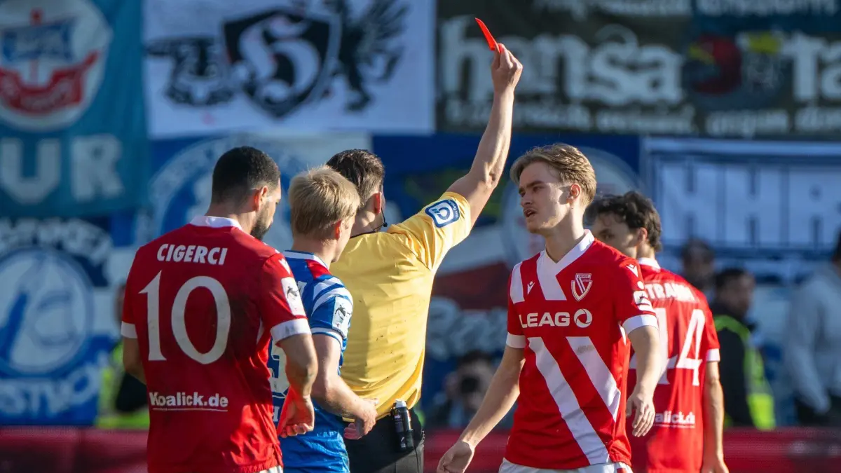 3. Liga, Energie Cottbus - Hansa Rostock 2025/26: Fussball, Herren, Saison 2025/2026, 3. Liga (28. Spieltag), FC Energie Cottbus - FC Hansa Rostock, v. l. Schiedsrichter Felix Prigan zeigt Lukas Michelbrink (8/Energie Cottbus) die Gelb-Rote Karte, 07.03. 2026, Foto: Matthias Koch