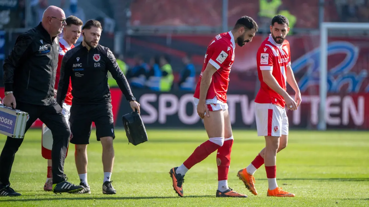 3. Liga, Energie Cottbus - Hansa Rostock 2025/26: Fussball, Herren, Saison 2025/2026, 3. Liga (28. Spieltag), FC Energie Cottbus - FC Hansa Rostock, v. l. Tolga Cigerci (Energie Cottbus) verletzt, Tolcay Cigerci (Energie Cottbus), 07.03. 2026, Foto: Matthias Koch