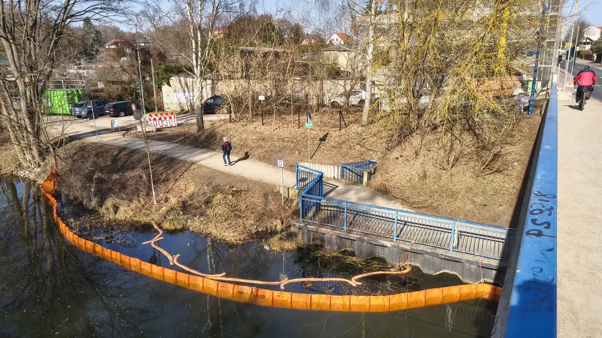 Ölsperre am Finowkanal an der Brückenstraße. Momentan herrscht Rästselraten über die Ursache des Ölfilms.