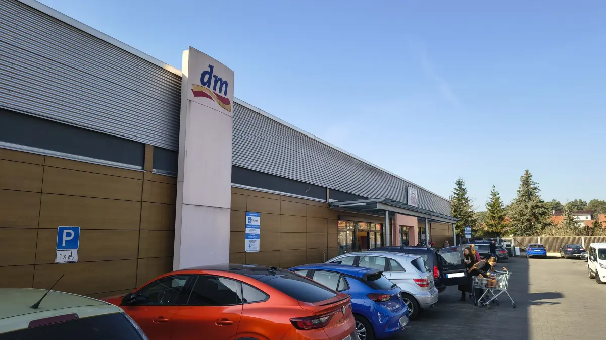Kaum noch ein Parkplatz frei. DM im Eberswalder Westend-Center am Sonnabendvormittag.