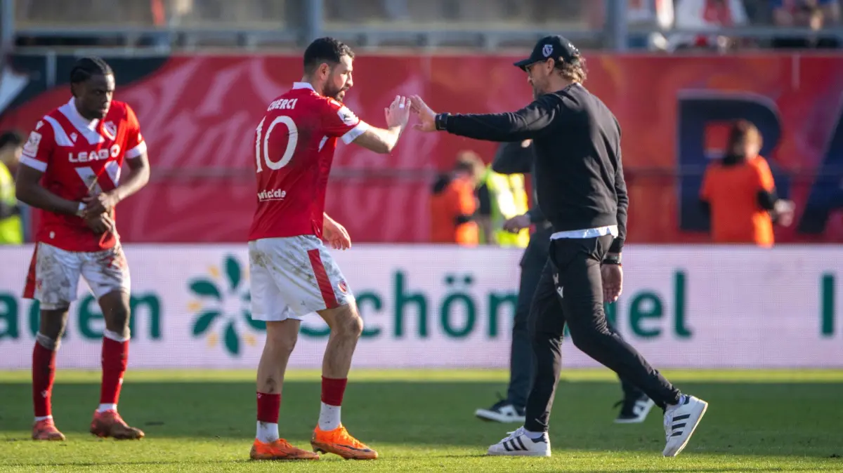 3. Liga, Energie Cottbus - Hansa Rostock 2025/26: Fussball, Herren, Saison 2025/2026, 3. Liga (28. Spieltag), FC Energie Cottbus - FC Hansa Rostock, v. l. Tolcay Cigerci (Energie Cottbus), Trainer Claus-Dieter Wollitz (Energie Cottbus), Enttäuschung nach Abpfiff, 07.03. 2026, Foto: Matthias Koch
