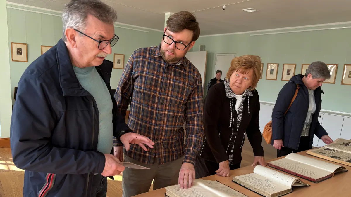 Blick hinter die Kulissen des Stadtarchivs Angermünde: Stadtarchivar Steve Schmidt (2.v.l.) präsentierte anlässlich des bundesweiten Tages der Archive Besuchern Schätze aus der riesigen, wertvollen Sammlung historischer Dokumente. Besucher Klaus Schwarz (l.) sucht Hinweise zu einer Angermünder Persönlichkeit.