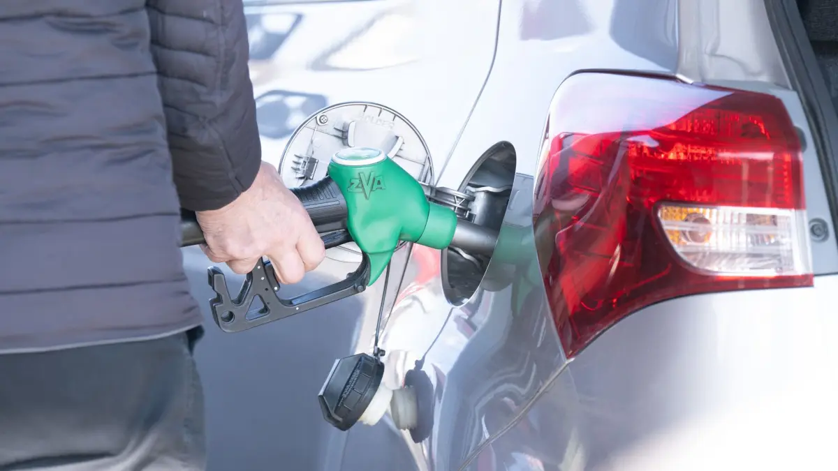 An der Tankstelle: ARCHIV - 04.03.2026, Tschechien, Dubi: Ein Autofahrer betankt an einer Tankstelle ein Auto. (zu dpa: «Iran-Krieg treibt auch in Hessen Spritpreise in die Höhe») Foto: Sebastian Kahnert/dpa +++ dpa-Bildfunk +++