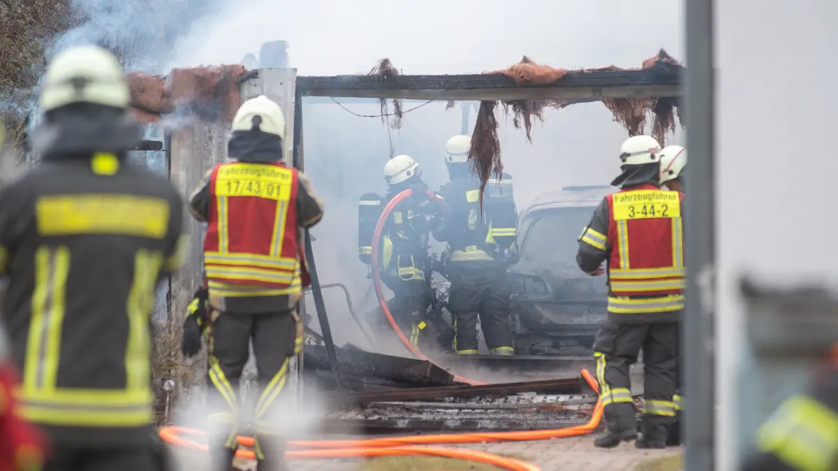 Die Garage stand vollständig in Flammen. Einsatzkräfte löschen den Brand.