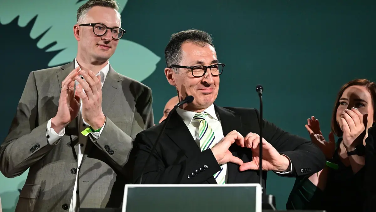 Landtagswahl in Baden-Württemberg - Bündnis 90/ Die Grünen: 08.03.2026, Baden-Württemberg, Stuttgart: Cem Özdemir (Bündnis 90/Die Grünen, M), Spitzenkandidat Landtagswahl Baden-Württemberg, und Andreas Schwarz (Bündnis 90/Die Grünen), Fraktionsvorsitzender Landtag Baden-Württemberg, stehen bei der Wahlparty der Grünen auf der Bühne. Am 8. März fand in Baden-Württemberg die Landtagswahl statt. Foto: Bernd Weißbrod/dpa +++ dpa-Bildfunk +++