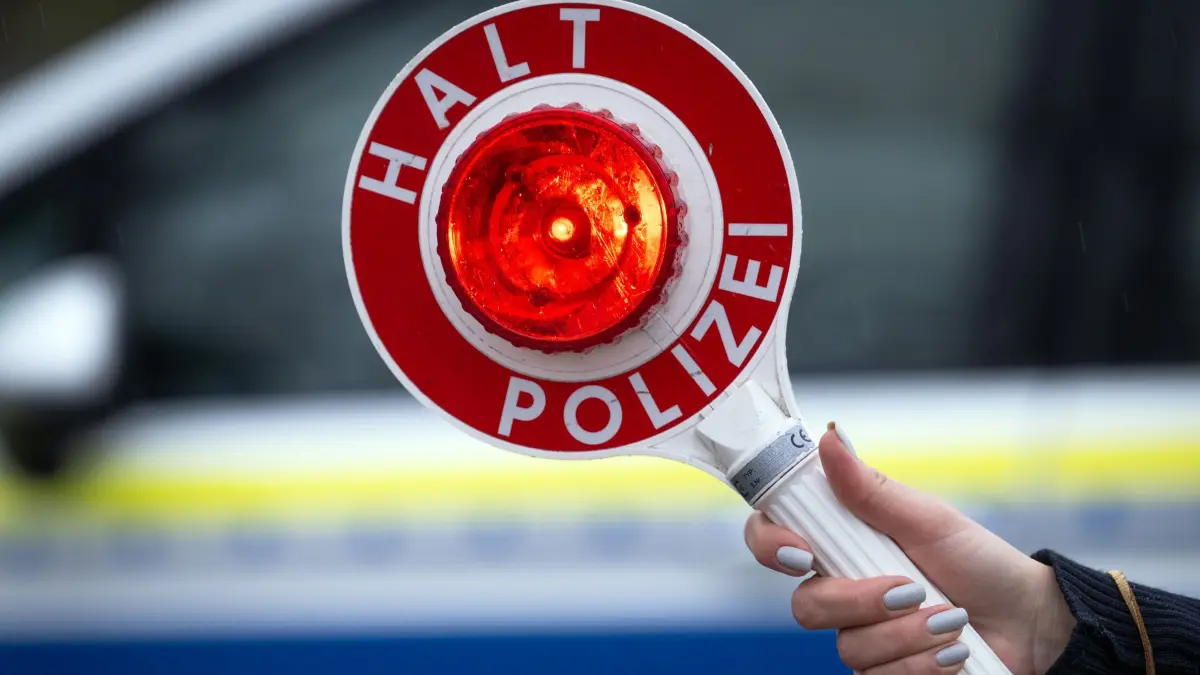 Die Polizei führt am Samstagabend in Eningen Kontrollen bei einem Treffen der Tuningszene durch. Dabei stellen die Beamten an mehreren Fahrzeugen unzulässige Veränderungen fest. Foto: Soeren Stache/dpa