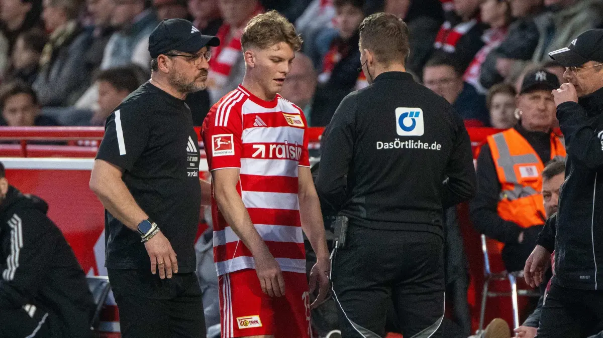 1.BL 1. FC Union - Werder Bremen 2025/26: Fußball, Herren, Saison 2025/2026, 1. Bundesliga (25. Spieltag), 1. FC Union Berlin - SV Werder Bremen, v. l. Trainer Steffen Baumgart (1. FC Union Berlin), Andras Schäfer (1. FC Union) muss nach einer roten Karte vom Platz, 08.03.2026, Foto: Matthias Koch