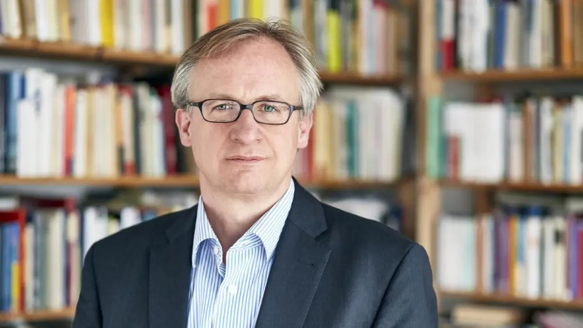 Albrecht von Lucke: Albrecht von Lucke wurde 1967 in Ingelheim am Rhein geboren und lebt seit Oktober 1989 in Berlin. Er ist Volljurist (Zweites Staatsexamen) und Politikwissenschaftler (Diplom).