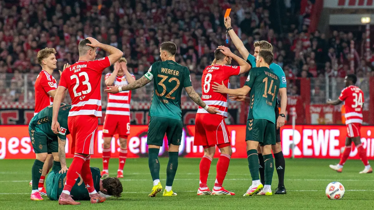 1. BL 1. FC Union - Werder Bremen 2025/26: Fußball, Herren, Saison 2025/2026, 1. Bundesliga (25. Spieltag), 1. FC Union Berlin - SV Werder Bremen, Schiedsrichter Timo Gerach zeigt Andras Schäfer (1. FC Union Berlin) die rote Karte, 08.03.2026, Foto: Sebastian Räppold / Matthias Koch