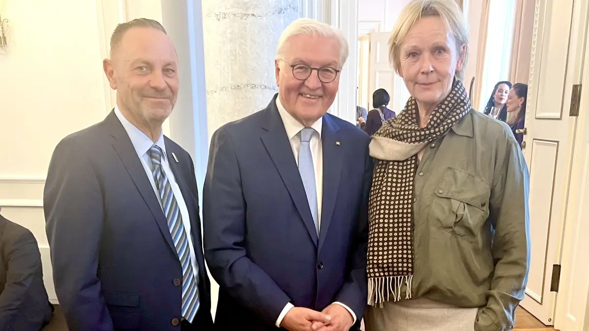 Thomas Mix, Bürgermeister von Podelzig, Bundespräsident Frank-Walter Steinmeier und Helke Baltz, Bürgermeisterin der Gemeinde Zeschdorf (v.l.)