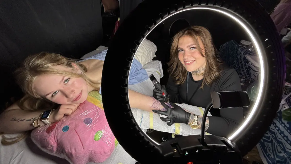 Romy Schaefer vom Neuruppiner Tattoo-Studio Gentis tätowiert Marie Balzer aus Neubrandenburg. Zur ersten Tattoo Convention am Hangar-312 in Neuruppin kamen Hunderte Besucher. Das sind die krassesten Motive, Trends und Preise.