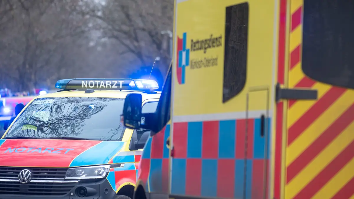 Mehrere Rettungswagen und Notärzte rückten an: Ein 73-jähriger Mann wurde bei dem Brand schwer verletzt.