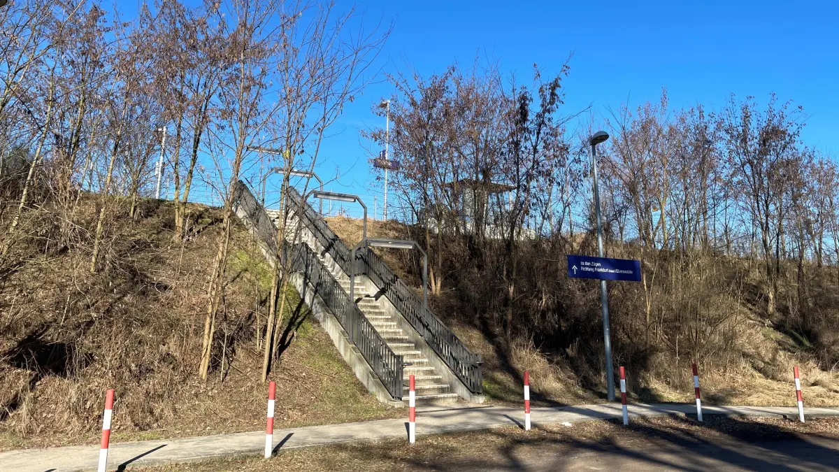 Aufstieg zum Bahnsteig der RB 60: Im Zuge der Brückenerneuerung sollte dort ein Fahrstuhl eingebaut werden. Darauf warten die Fahrgäste immer noch.