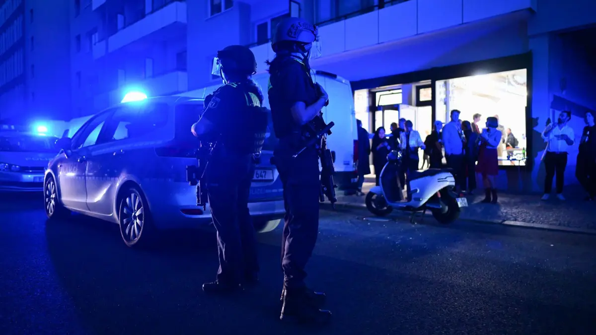 Polizeieinsätze in Berlin: ARCHIV - 01.05.2025, Berlin: Die Polizei Berlin registrierte im Jahr 2025 zunehmend gewaltsame Auseinandersetzungen zwischen rivalisierenden Banden. (zu dpa: «LKA-Sondereinheit «Ferrum» bleibt länger im Einsatz») Foto: Sebastian Gollnow/dpa +++ dpa-Bildfunk +++