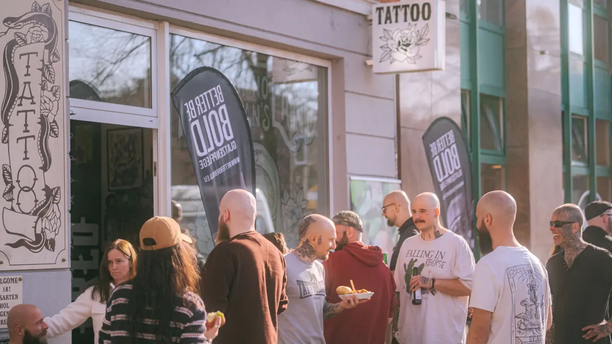 Besucher aus ganz Deutschland versammelten sich beim BOLD INK DAY vor dem Tattoo-Studio in Berlin-Köpenick, um kostenlose Tattoos, persönliche Geschichten und die Glatzen-Community zu feiern.