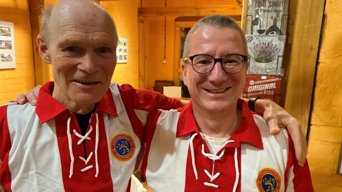 Im Retroshirt von 1926 mit dem böhmischen Löwen: die Vereinsmitglieder des 1. FC Fürstenberg Bernd Küspert (links) und Christian Kiele