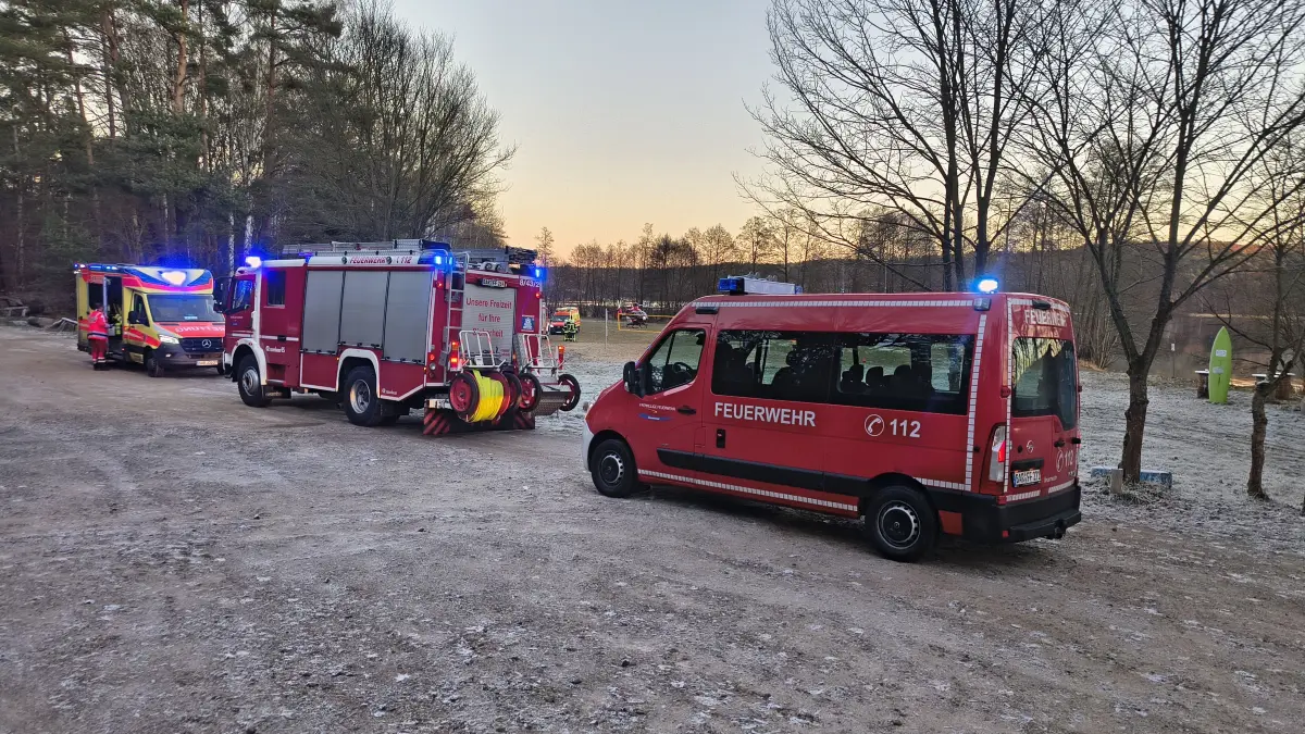 Einsatzfahrzeuge der Feuerwehr Joachimsthal und des Rettungsdienstes bei einem Tauchunfall am Werbellinsee im Dezember 2025. Am Sonntag (8. März) gab es erneut einen Unfall auf dem See. (Archivbild)