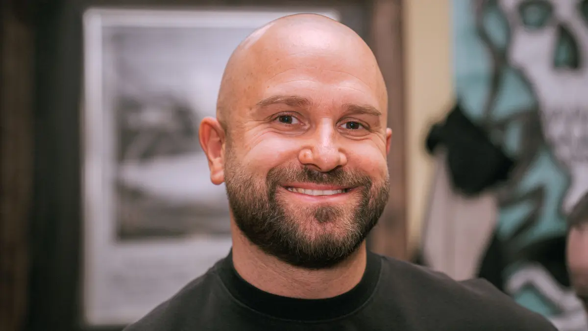 Dennis Baltzer, Gründer von Better Be Bold, setzt sich dafür ein, dass Männer ihren Haarausfall nicht verstecken – sondern selbstbewusst zur Glatze stehen.