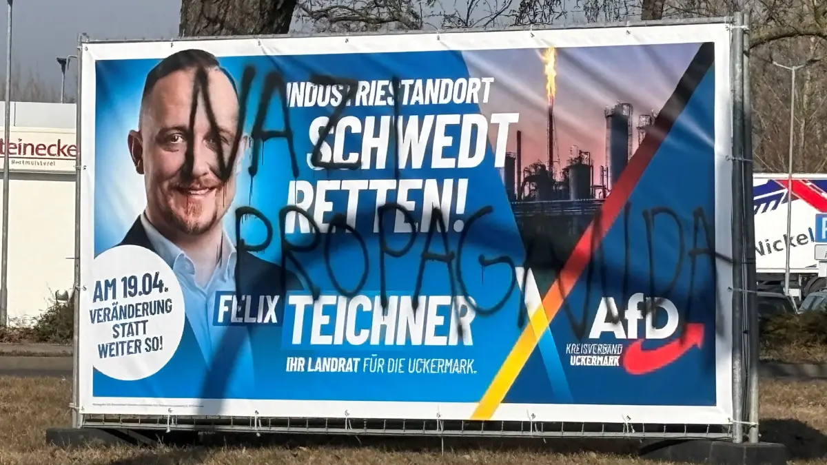 Der Wahlkampf um den Posten eines Landrats in der Uckermark wird schmutzig: Unbekannte haben an zahlreichen Orten im Landkreis Wahlplakate der AfD beschmiert oder komplett zerstört. Auch das große Werbeplakat des AfD-Kandidaten Felix Teichner am Schwedter Tor in Angermünde wurde besprüht und unkenntlich gemacht.