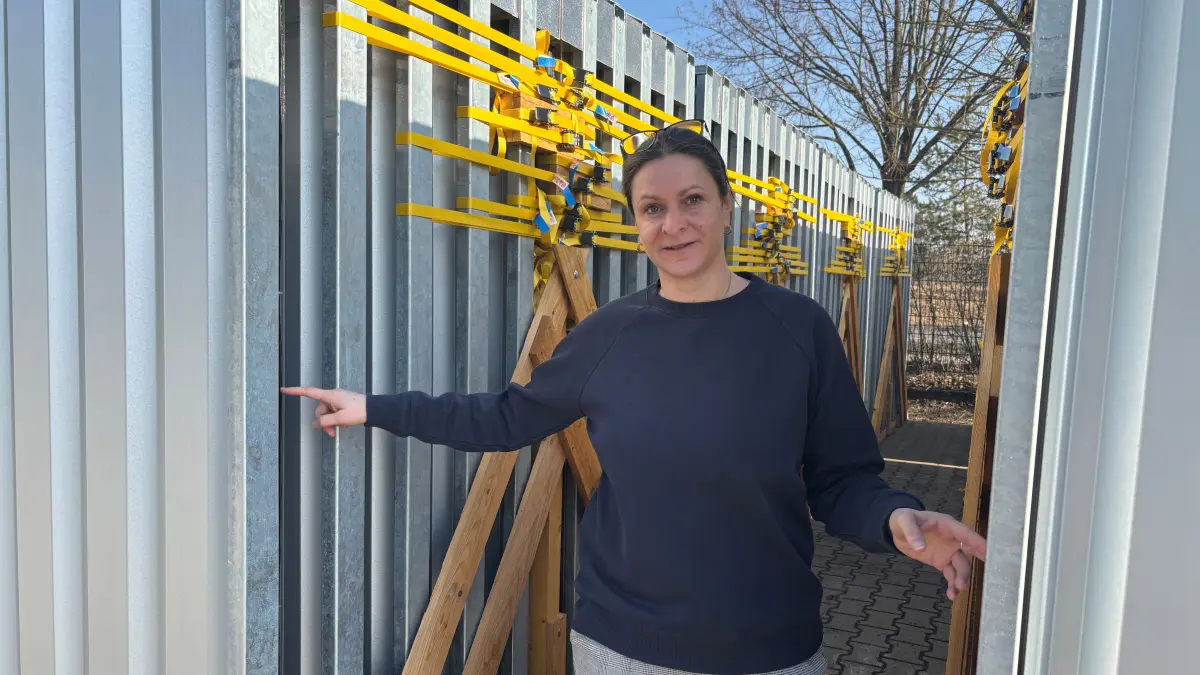 Solar-Technologie aus Angermünde: Katrin Sprenger, Geschäftsführerin der Firma Akotec Angermünde, bereitet einen Großauftrag vor. In den Containern sind 80 Mega-Kollektoren für Solarthermie verpackt, die auf die Reise zu einem Großkunden nach Süddeutschland für ein Nahwärmenetz gehen. Akotec ist Marktführer bei Solar. Kollektoren made in Germany. Trotzdem geht es der Branche schlecht.