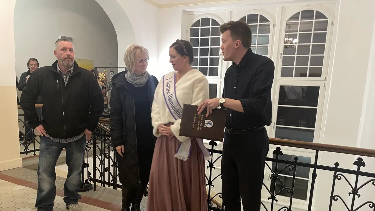Im Rathaus Gartz haben Ehrenamtliche sechs Räume saniert, nach Monaten sind die Arbeiten abgeschlossen. V.l. Rathausbetreuer Mario Richter, Eva Kolbe, die Gartzer Blumenkönigin Sandy I., Bürgermeister Luca Piwodda