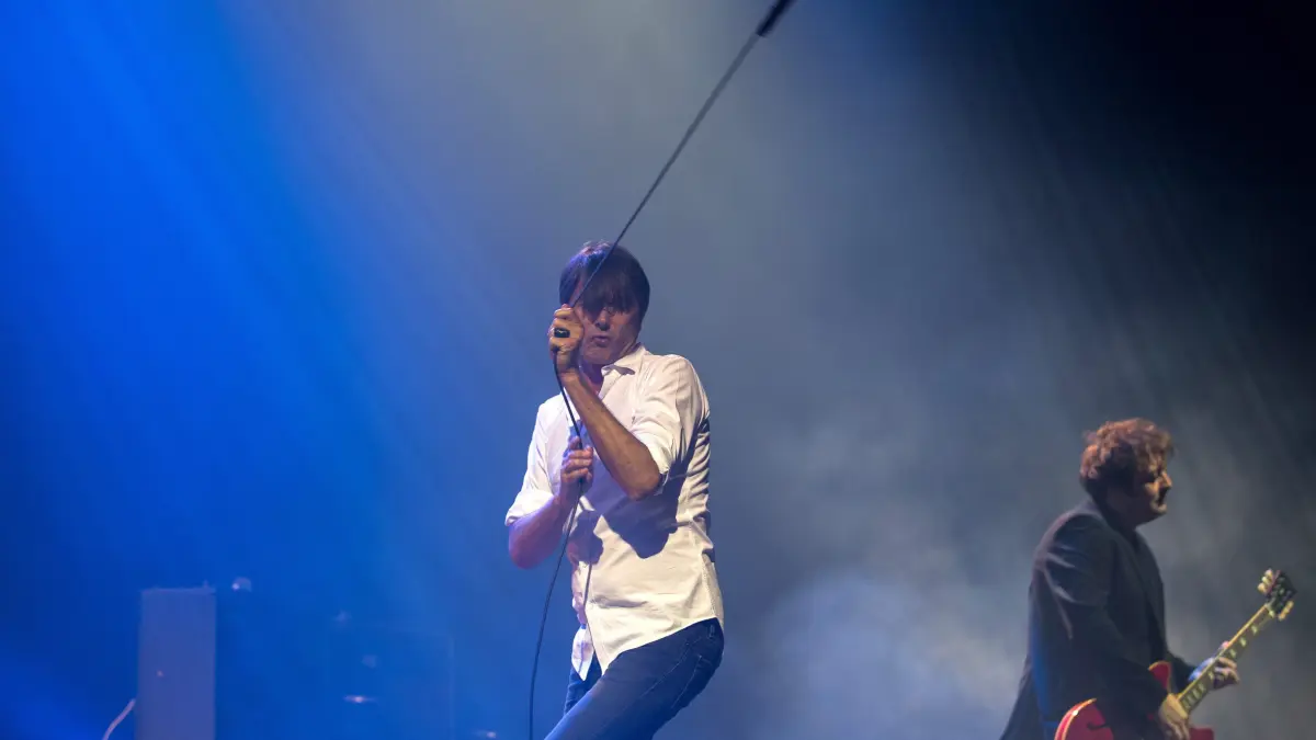 Inzwischen etwas älter, aber nicht weniger kraftvoll: Brett Anderson (hier bei einem Auftritt 2016) spielt am 9. März 2026 mit Suede ein Konzert in der Uber Eats Music Hall Berlin.