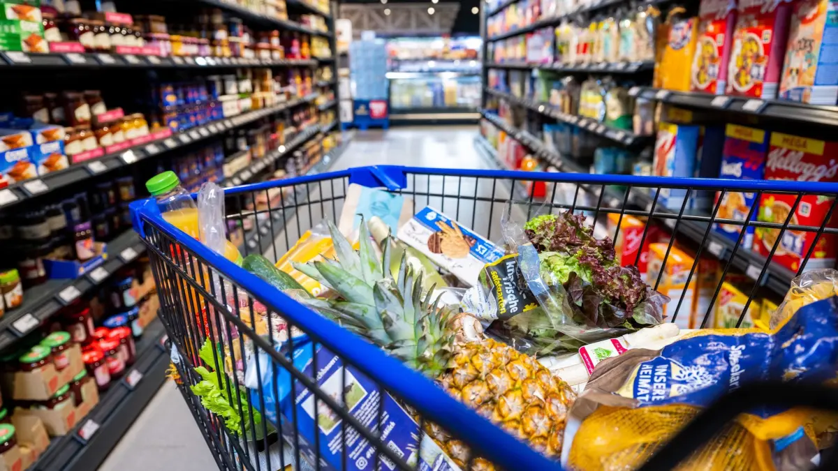 Ein gefüllter Einkaufswagen steht im Supermarkt: ILLUSTRATION - Dass sich die Lebensmittelpreise innerhalb weniger Tage aufgrund der Nahost-Krise plötzlich erhöhen, ist zum jetzigen Zeitpunkt nicht wahrscheinlich. (zu dpa: «Nahost-Krise: Was bedeutet das für meinen Einkauf?») Foto: Benjamin Nolte/dpa-mag - Honorarfrei nur für Bezieher des Dienstes dpa-Magazin +++ dpa-Magazin +++