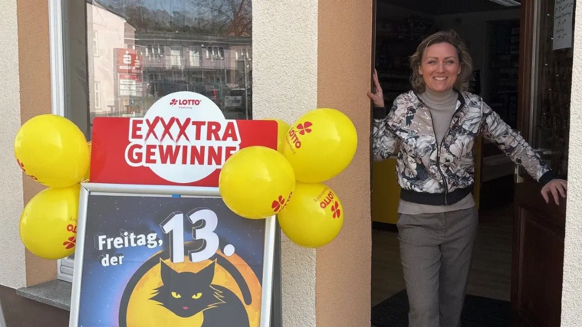Der Unternehmer Thomas Böttcher aus Eisenhüttenstadt hat die Fortuna Drogerie in Neuzelle gerettet. Julina Böttcher und Anja Schmeck haben am 9. März 2026 die ersten Kunden begrüßt